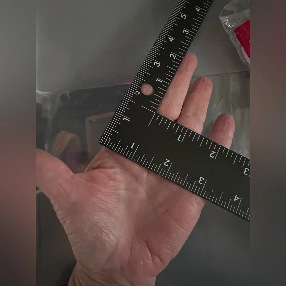 Etiquette Glove I opened the package no size on package fits me fine